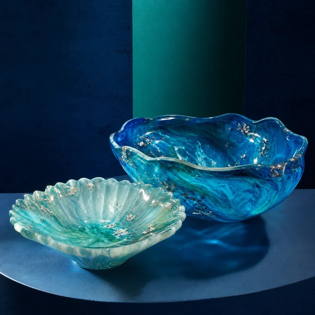 Zwei skulpturale Schalen aus leuchtend blauem und türkisgrünem Epoxidharz